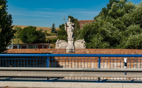 Svodidlo ZMS4/H2, v pozadí sv. Mikuláš na historickém mostě