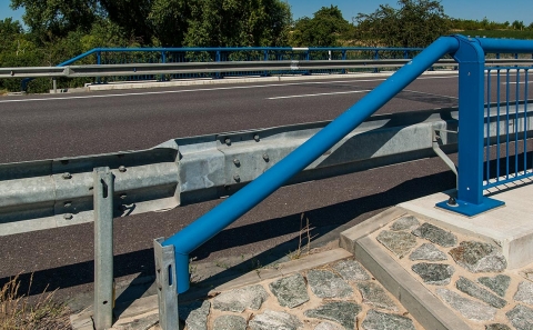 Ukotvení podélné roury svodidla ZMS4/H2 na mostě ev.č. 38I-100a