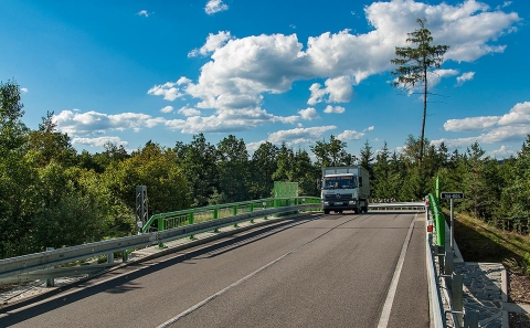 Svodidla ZMS4/H2 se svislou výplní a ochranou nad tratí