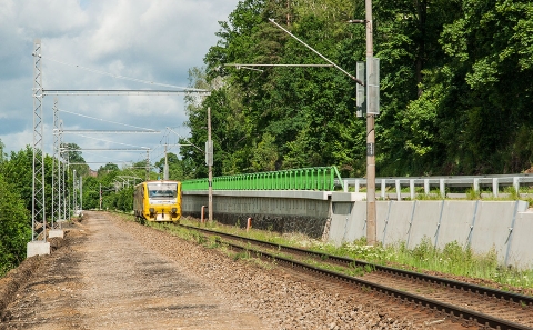 Svodidla ZMS4/H2 se svislou výplní na silnici II/150 podél železniční trati