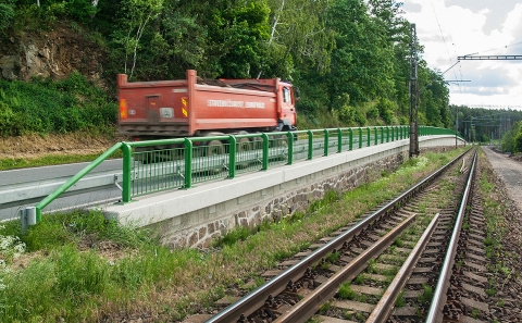 Svodidla ZMS4/H2 se svislou výplní na silnici II/150 podél železniční trati