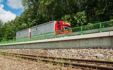 Svodidla ZMS4/H2 se svislou výplní na silnici II/150 podél železniční trati