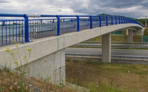 Menší mostní objekty přes novou I/11 se svodidly OMO