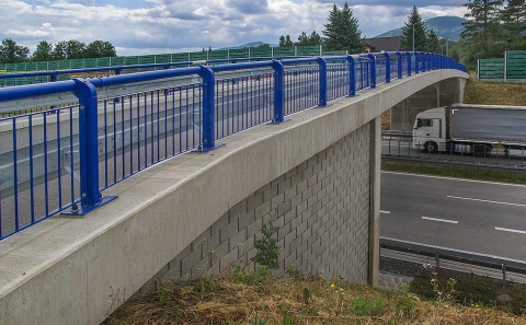 Menší mostní objekty přes novou I/11 se svodidly OMO