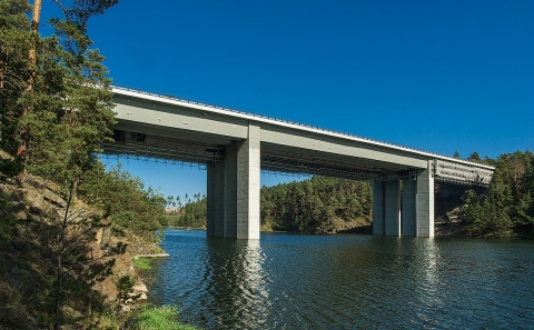 Most D1-063 přes záliv vodní nádrže Švihov