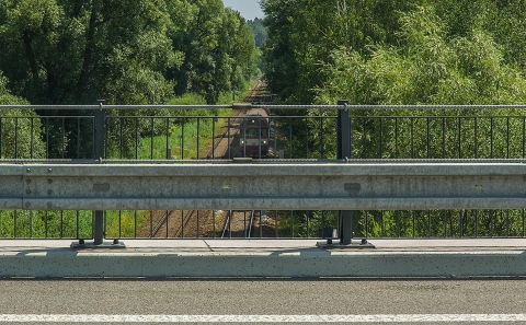 Svodidlo ZMS4/H3 nad železniční tratí